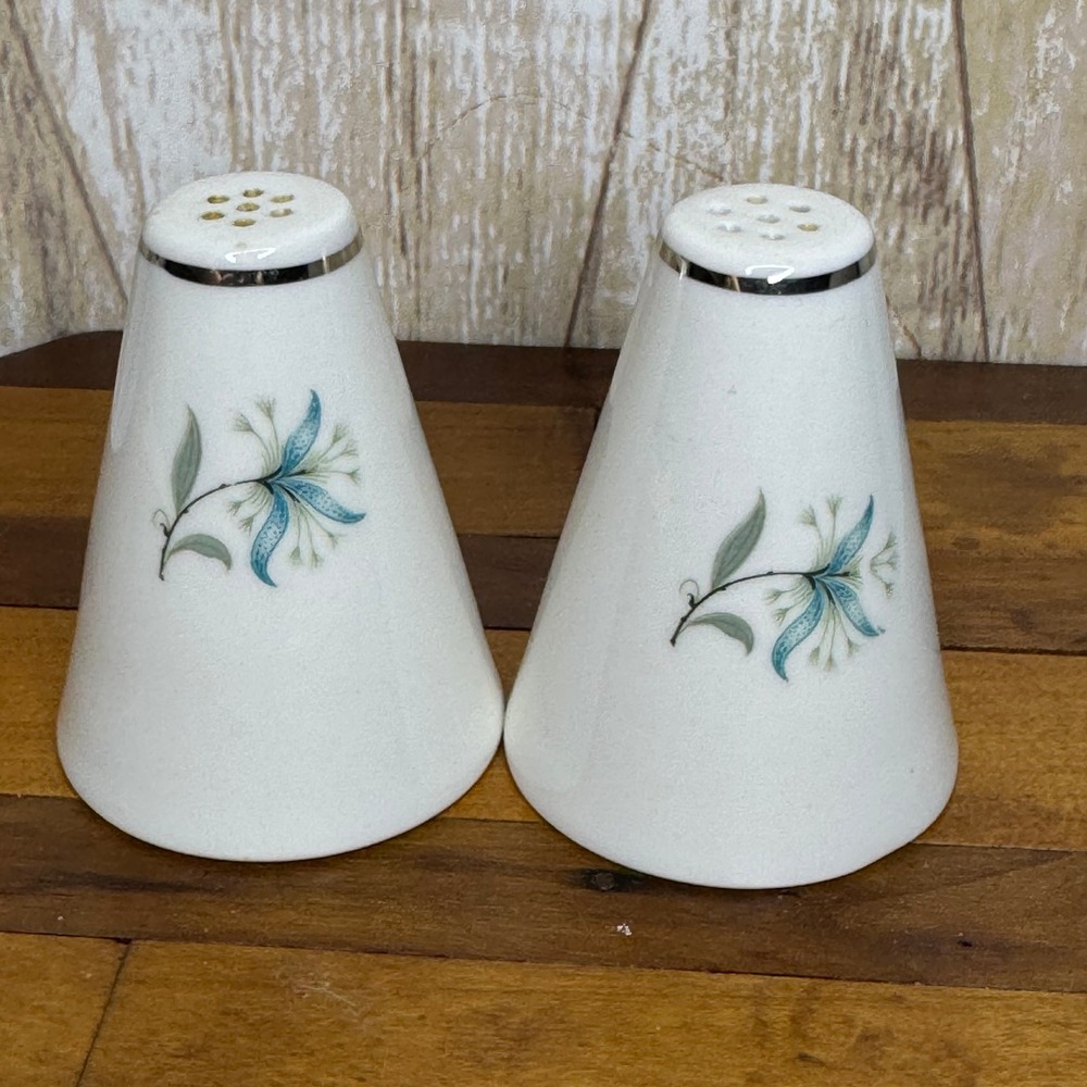 Vintage Homer Laughlin Triumph Cynthia Ceramic Salt & Pepper Shakers - Picture 6 of 6